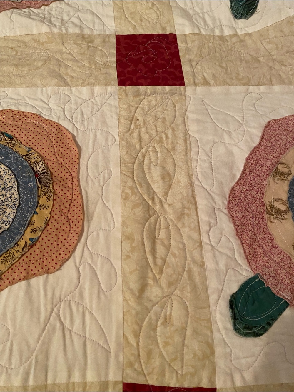Stunning Appliqué Quilt/Throw in a dimensional floral motif. Burgundy pink gree - Picture 15 of 16